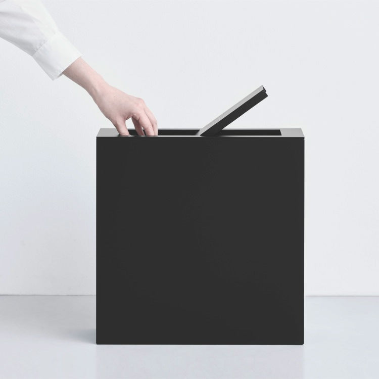 オブジェのようなゴミ箱 EXTLINE (エクストライン) SLIM シルバー/ブラック 2色展開｜ダストボックス 幅11cm 薄さに特化したスリムタイプ 壁にぴったり付けられる 銀座 蔦屋 FACTORY’S GOODs 出店商品