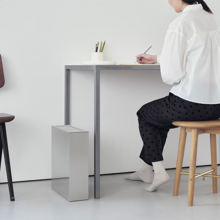 オブジェのようなゴミ箱 EXTLINE (エクストライン) SLIM シルバー/ブラック 2色展開｜ダストボックス 幅11cm 薄さに特化したスリムタイプ 壁にぴったり付けられる 銀座 蔦屋 FACTORY’S GOODs 出店商品