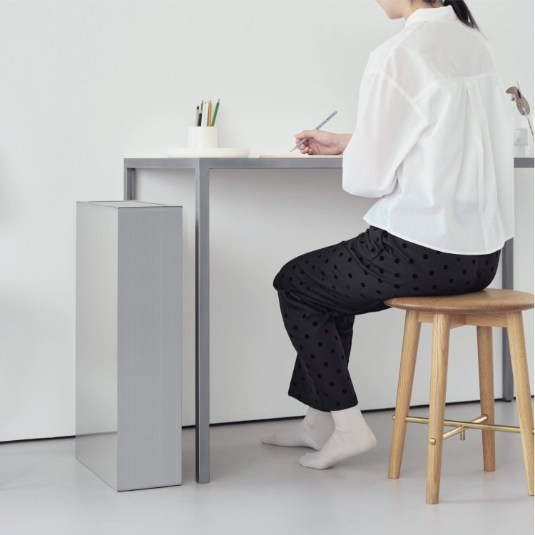 オブジェのようなゴミ箱 EXTLINE (エクストライン) TALL シルバー/ブラック 2色展開｜ダストボックス 30Lゴミ袋に対応 背の高い大容量タイプ 壁にぴったり付けられる 銀座 蔦屋 FACTORY’S GOODs 出店商品