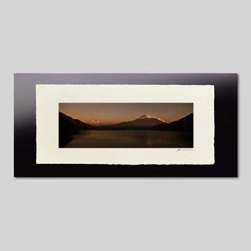 IGREBOW 山梨県 本栖湖から見た夕日に赤く染まる富士山 ビッグサイズ｜[和紙 1×3] アイグレボウ インテリアフォト ピクチャーアート 写真