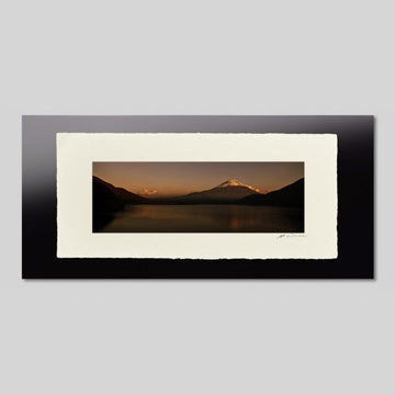 IGREBOW 山梨県 本栖湖から見た夕日に赤く染まる富士山｜[和紙 1×3] アイグレボウ インテリアフォト ピクチャーアート 写真
