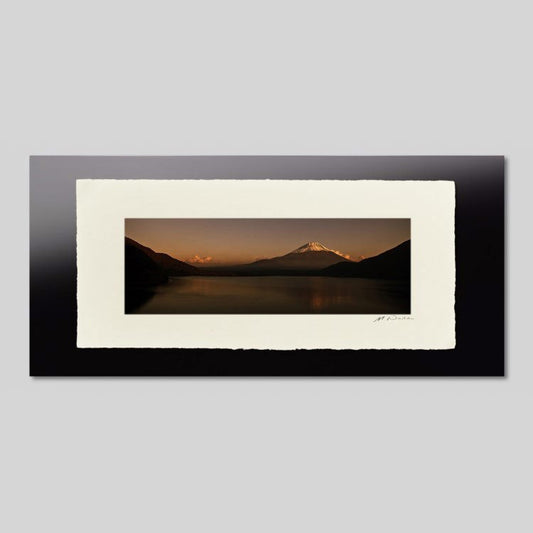 IGREBOW 山梨県 本栖湖から見た夕日に赤く染まる富士山｜[和紙 1×3] アイグレボウ インテリアフォト ピクチャーアート 写真
