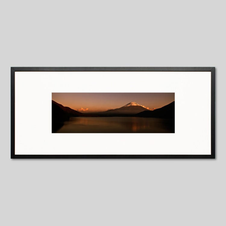 IGREBOW 山梨県 本栖湖から見た夕日に赤く染まる富士山｜[ウッド 1×3] アイグレボウ インテリアフォト ピクチャーアート 写真
