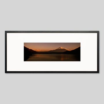IGREBOW 山梨県 本栖湖から見た夕日に赤く染まる富士山｜[ウッド 1×3] アイグレボウ インテリアフォト ピクチャーアート 写真