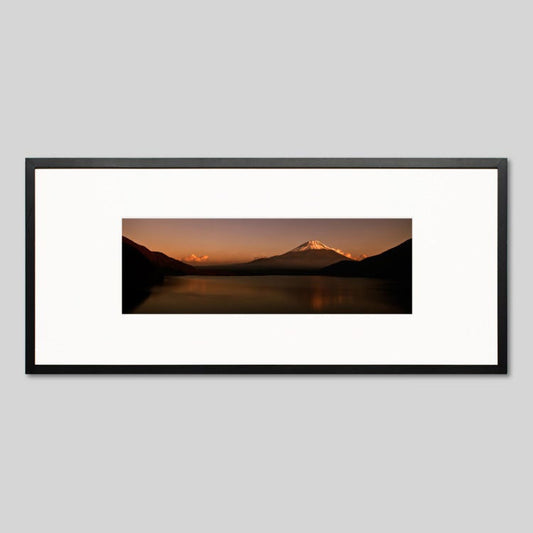 IGREBOW 山梨県 本栖湖から見た夕日に赤く染まる富士山｜[ウッド 1×3] アイグレボウ インテリアフォト ピクチャーアート 写真