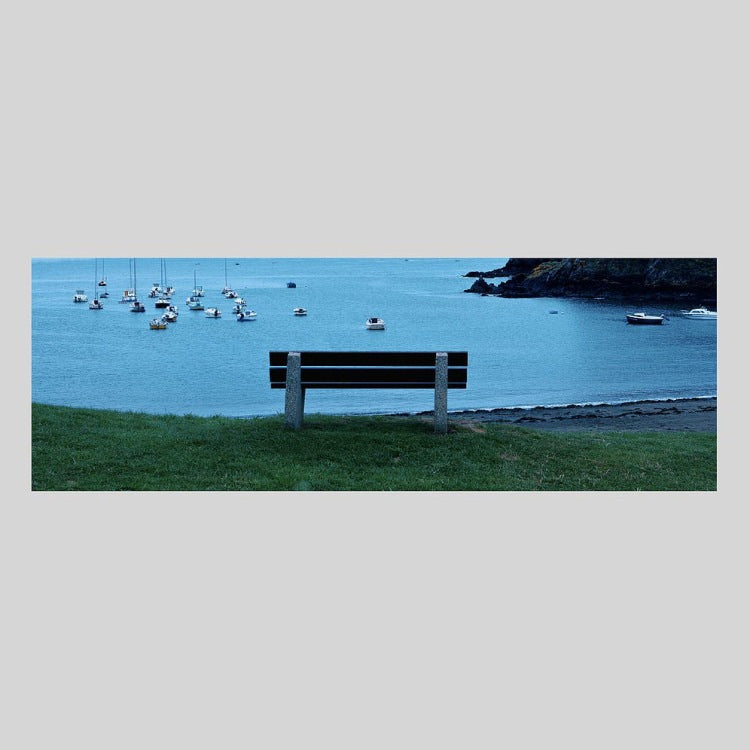 IGREBOW フランス ブルターニュ 海 フォントニーの湾とベンチ｜[ウッド 1×3] アイグレボウ インテリアフォト ピクチャーアート 写真