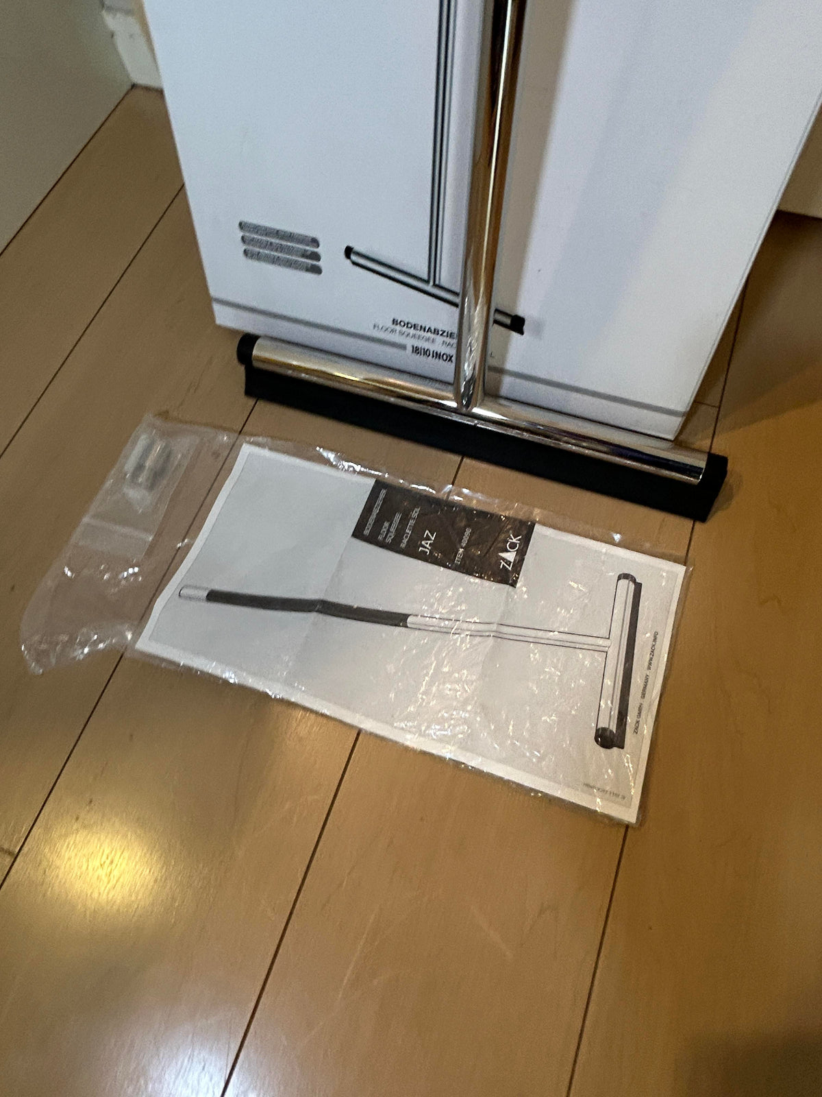 [SAMPLE] フロアスクイージー｜ZACK 40090 JAZ MP フロア用水取りワイパー 水切りワイパー 玄関用スクージー 長さ120cm 幅32cm 18/10ステンレス製 ミラーポリッシュ仕上げ