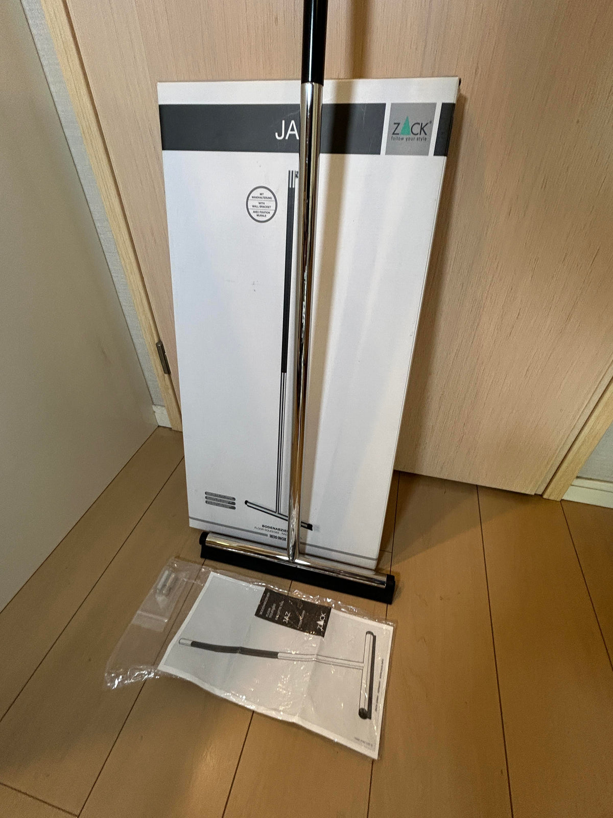 [SAMPLE] フロアスクイージー｜ZACK 40090 JAZ MP フロア用水取りワイパー 水切りワイパー 玄関用スクージー 長さ120cm 幅32cm 18/10ステンレス製 ミラーポリッシュ仕上げ