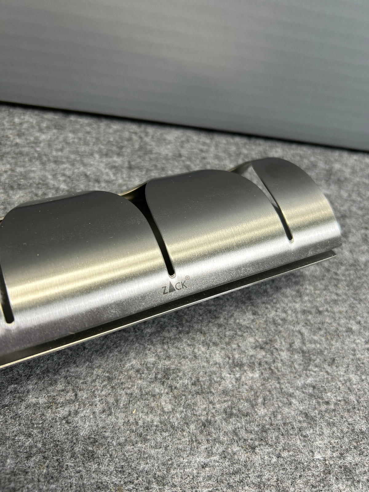 [SAMPLE] タオル掛け｜ZACK 40149 GENIO HL タオルクリップラック タオルフックレール 3枚掛け タオルフック タオルホルダー シール接着タイプ 縦7.5cm 横15cm 18/10ステンレス製 ヘアライン仕上げ H2-174