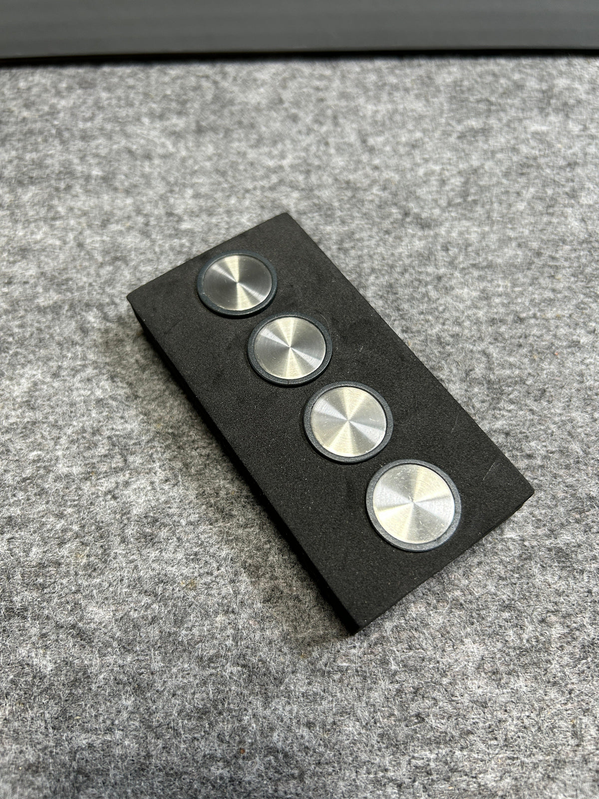 [SAMPLE] マグネットS 4個セット｜ZACK 30768 MONOR HL キッチンマグネット オフィス用マグネット ネオジム磁石 直径2cm 高さ1.1cm 18/10ステンレス製 ヘアライン仕上げ H2-3031