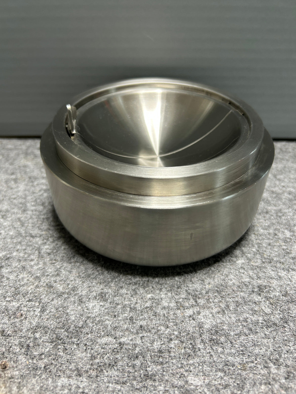[SAMPLE] ティッピングアシュトレイ｜ZACK 50162 CONTAS HL 回転式灰皿 吸殻入れ 高さ6cm 直径13cm 18/10ステンレス製 ヘアライン仕上げ