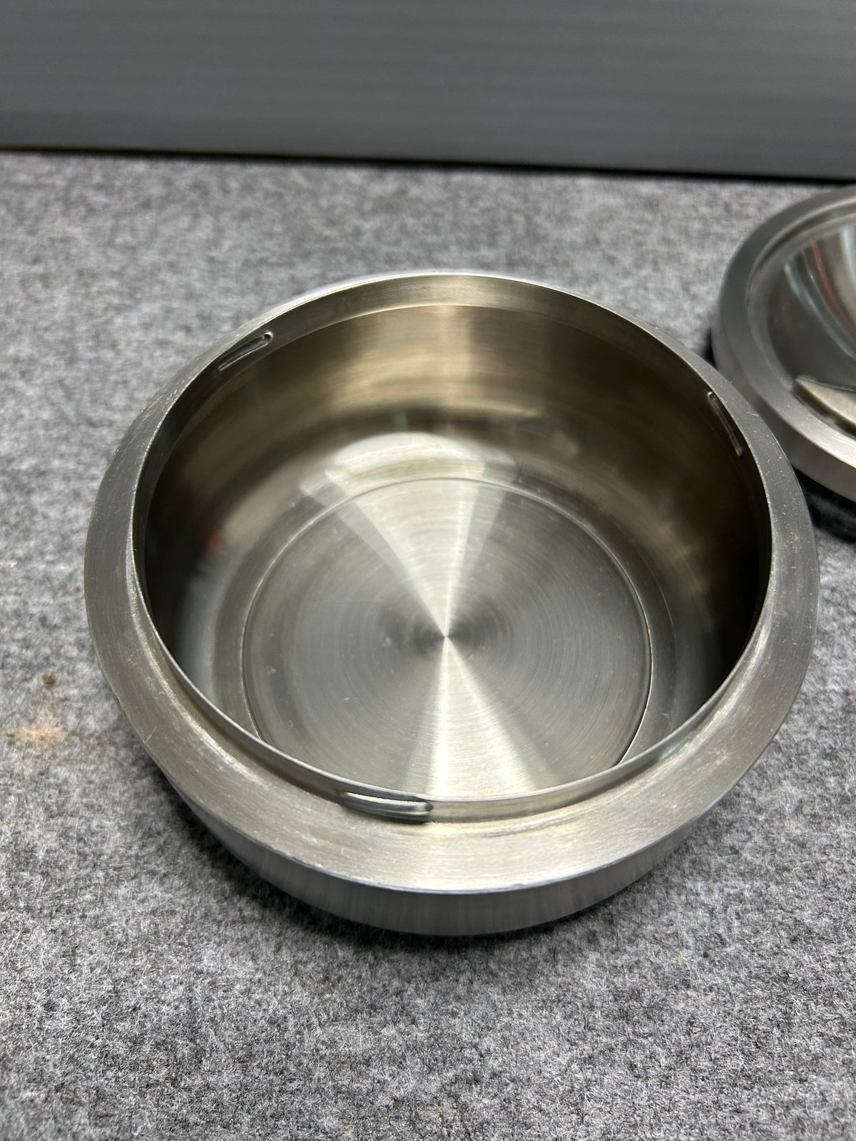 [SAMPLE] ティッピングアシュトレイ｜ZACK 50162 CONTAS HL 回転式灰皿 吸殻入れ 高さ6cm 直径13cm 18/10ステンレス製 ヘアライン仕上げ