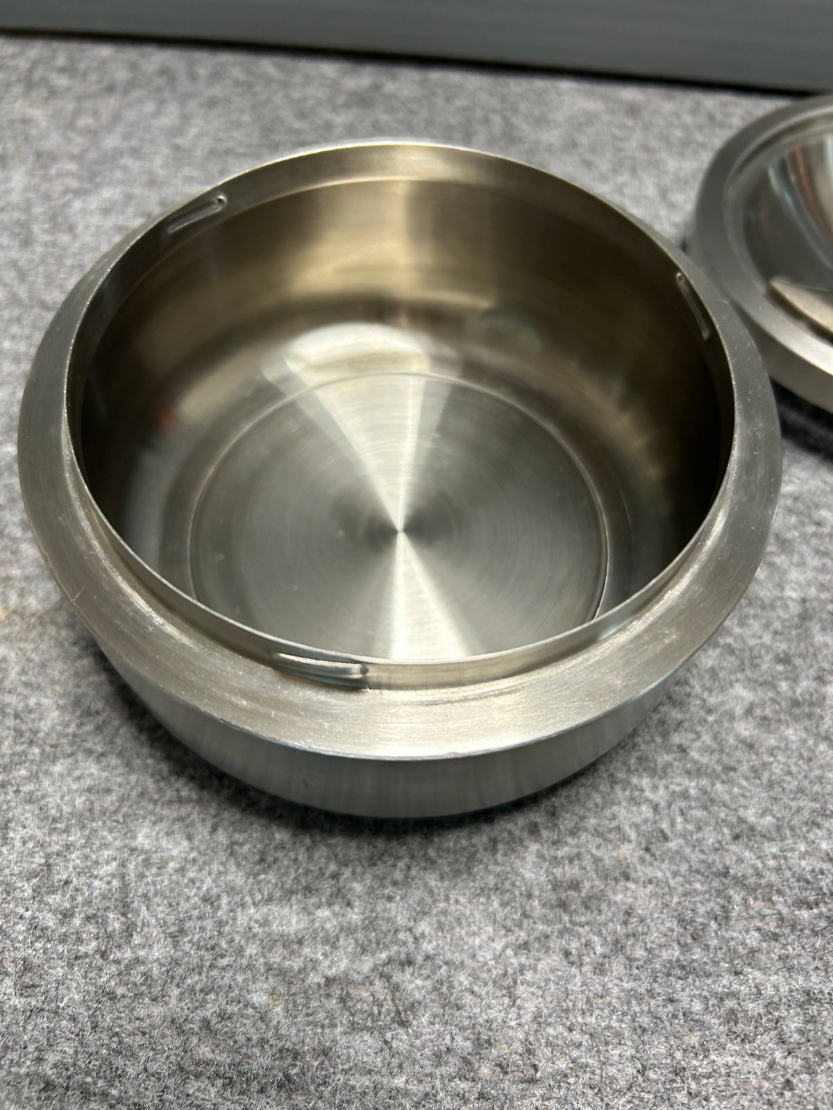 [SAMPLE] ティッピングアシュトレイ｜ZACK 50162 CONTAS HL 回転式灰皿 吸殻入れ 高さ6cm 直径13cm 18/10ステンレス製 ヘアライン仕上げ