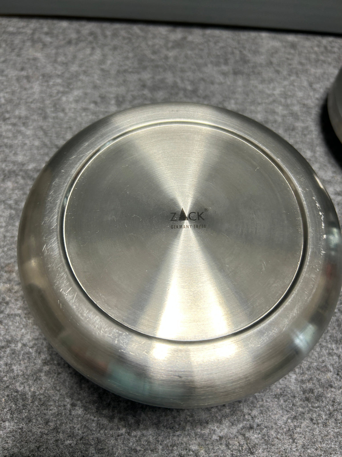 [SAMPLE] ティッピングアシュトレイ｜ZACK 50162 CONTAS HL 回転式灰皿 吸殻入れ 高さ6cm 直径13cm 18/10ステンレス製 ヘアライン仕上げ