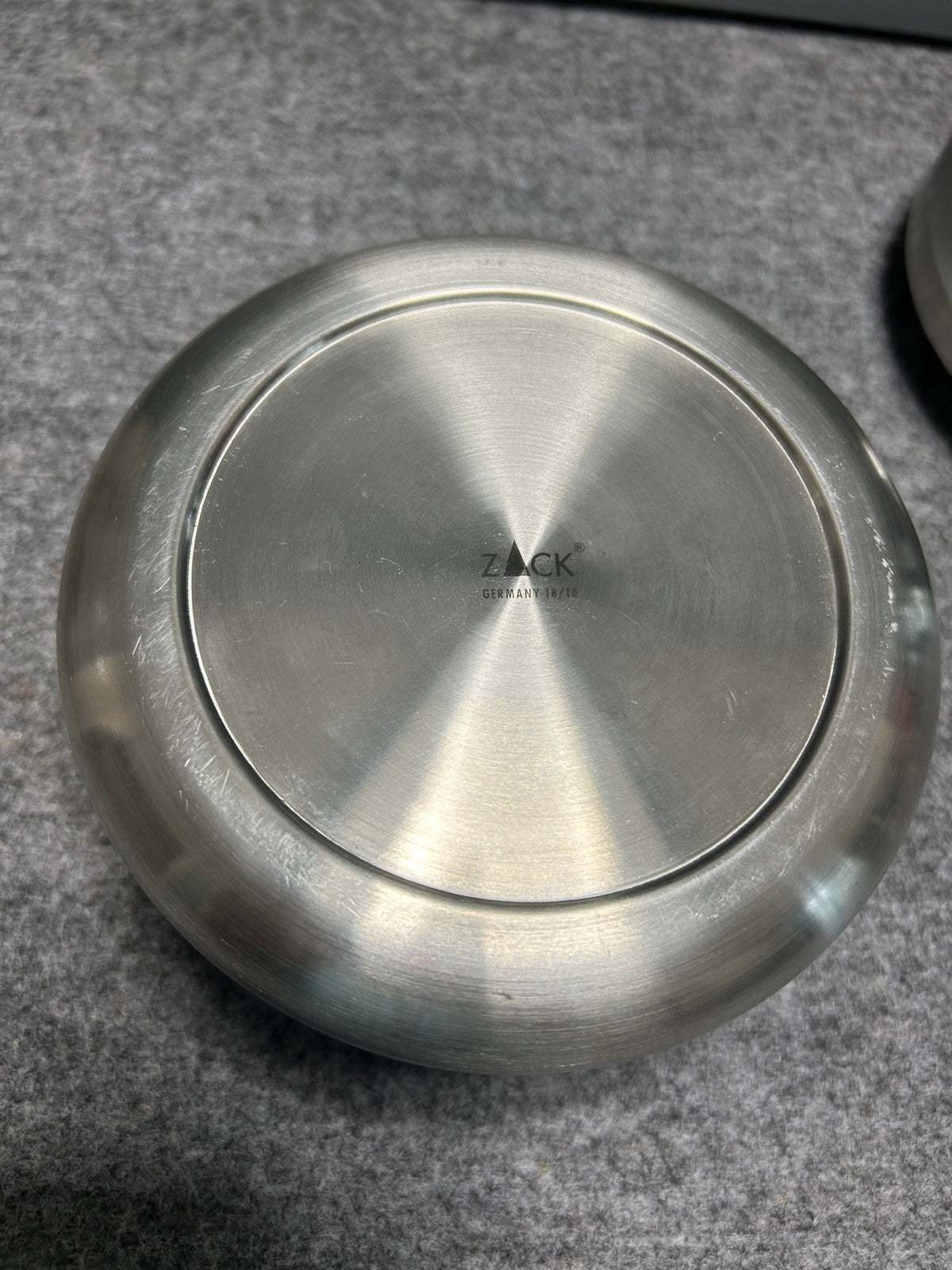 [SAMPLE] ティッピングアシュトレイ｜ZACK 50162 CONTAS HL 回転式灰皿 吸殻入れ 高さ6cm 直径13cm 18/10ステンレス製 ヘアライン仕上げ