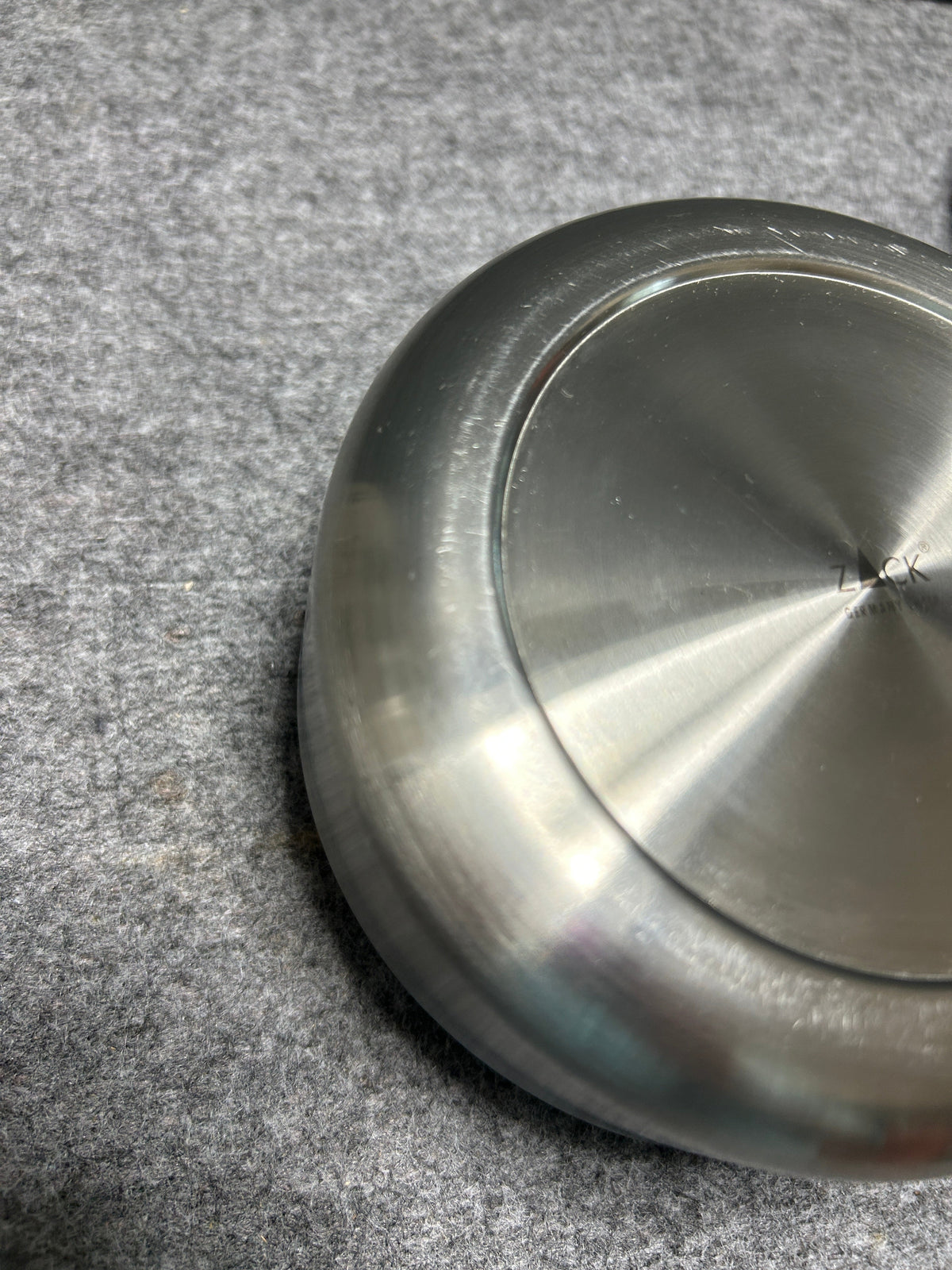 [SAMPLE] ティッピングアシュトレイ｜ZACK 50162 CONTAS HL 回転式灰皿 吸殻入れ 高さ6cm 直径13cm 18/10ステンレス製 ヘアライン仕上げ