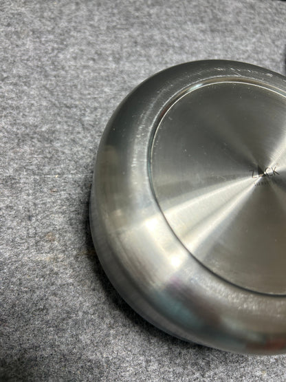 [SAMPLE] ティッピングアシュトレイ｜ZACK 50162 CONTAS HL 回転式灰皿 吸殻入れ 高さ6cm 直径13cm 18/10ステンレス製 ヘアライン仕上げ