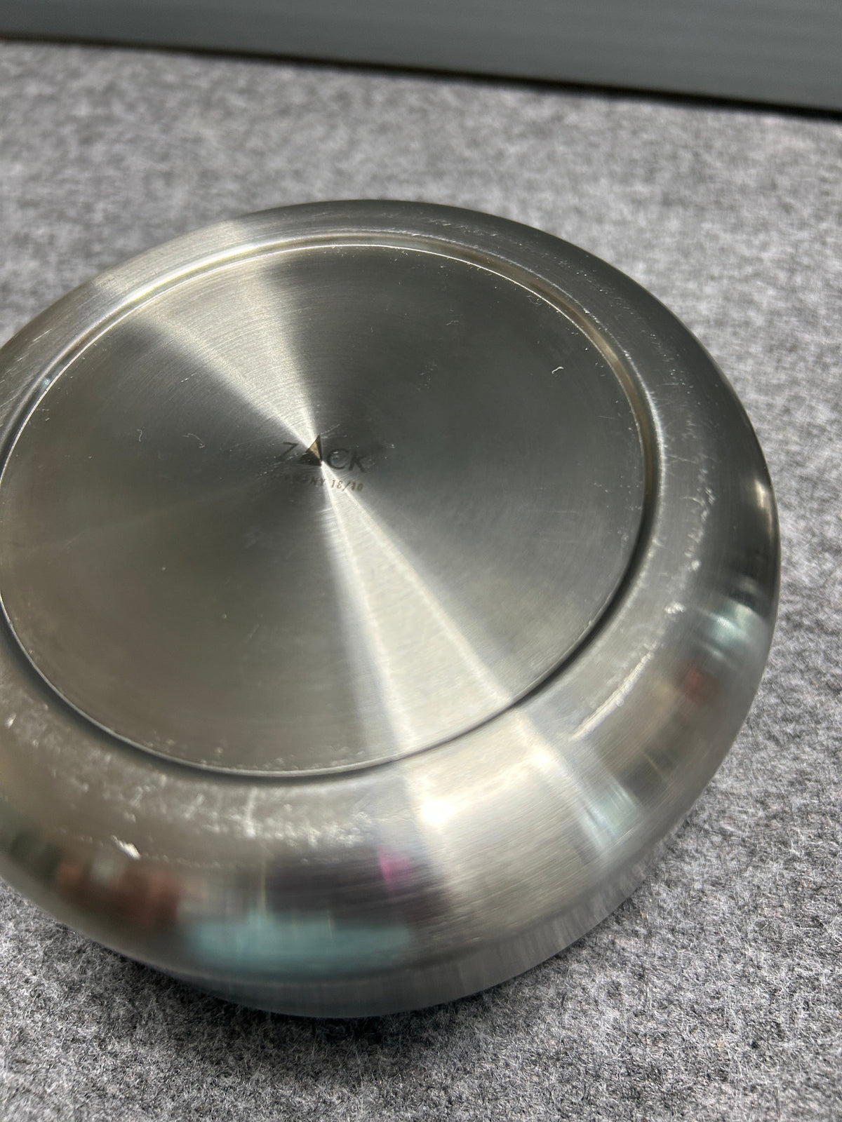 [SAMPLE] ティッピングアシュトレイ｜ZACK 50162 CONTAS HL 回転式灰皿 吸殻入れ 高さ6cm 直径13cm 18/10ステンレス製 ヘアライン仕上げ