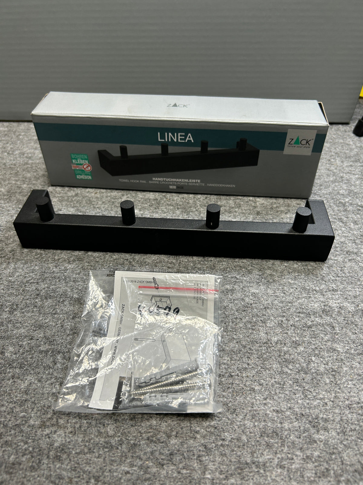[SAMPLE] タオル掛け｜ZACK 40579 LINEA MB タオルフックレール タオルホルダー ループタオル タオルハンガー 壁設置 幅26.5cm 高さ4.8cm 奥行き4.7cm 18/10ステンレス製 マットブラック H1