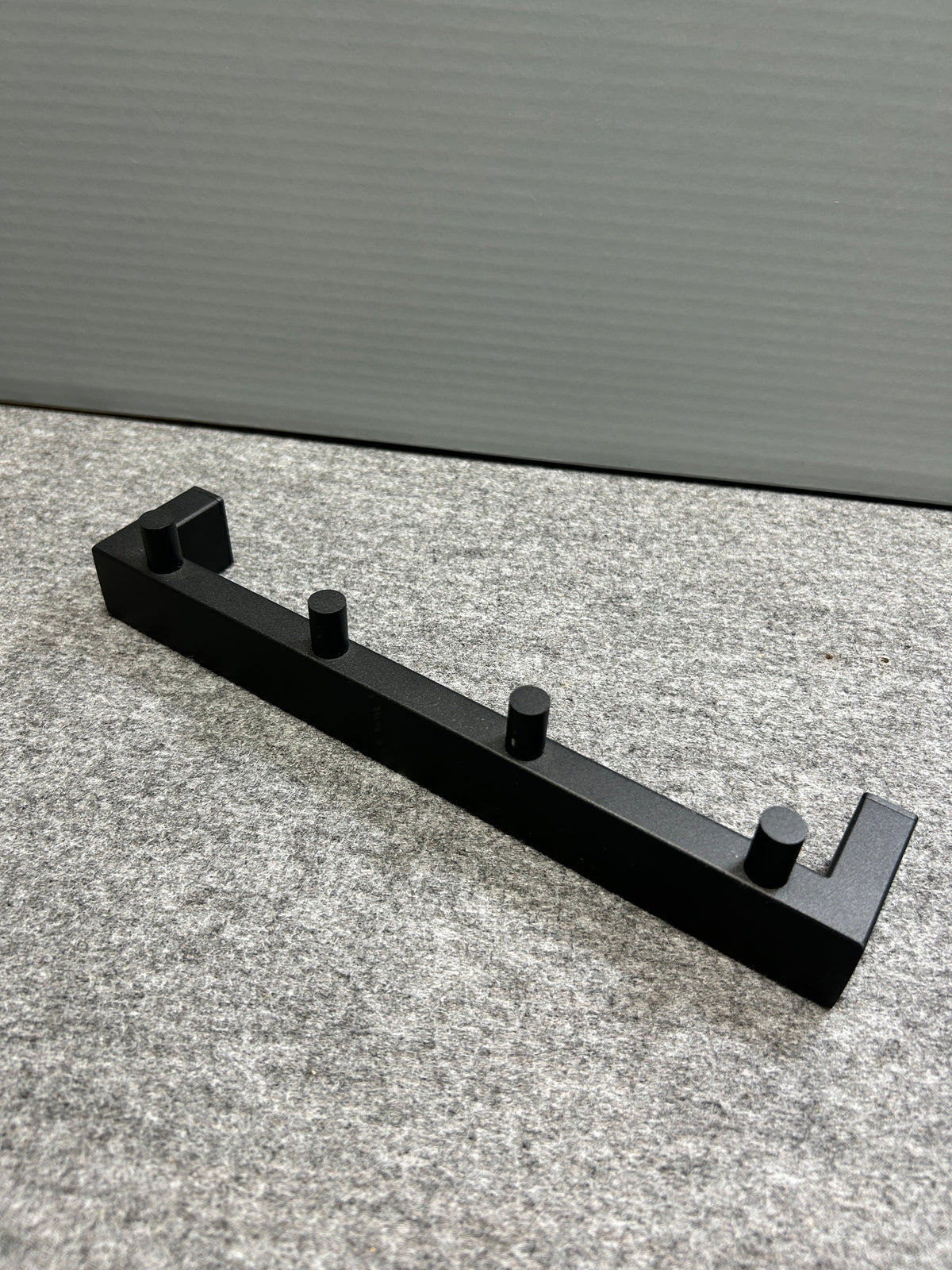[SAMPLE] タオル掛け｜ZACK 40579 LINEA MB タオルフックレール タオルホルダー ループタオル タオルハンガー 壁設置 幅26.5cm 高さ4.8cm 奥行き4.7cm 18/10ステンレス製 マットブラック H1
