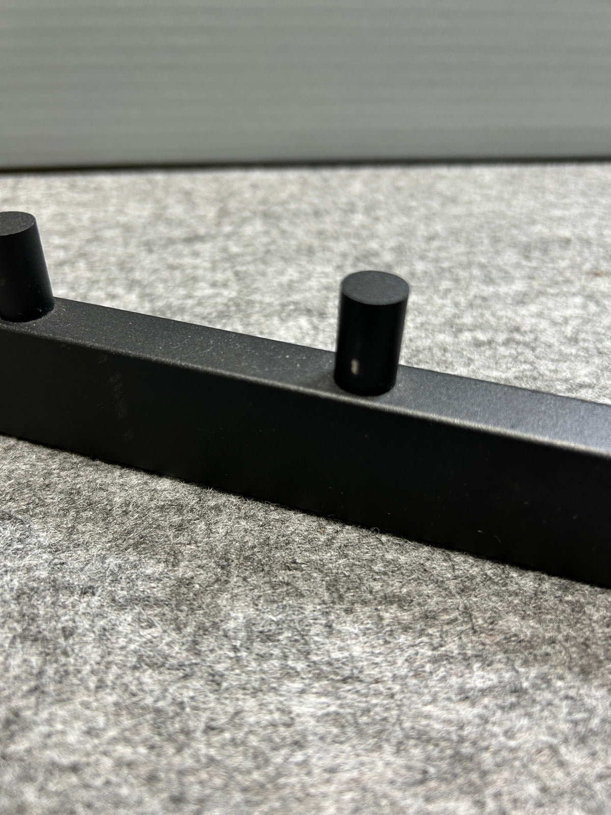 [SAMPLE] タオル掛け｜ZACK 40579 LINEA MB タオルフックレール タオルホルダー ループタオル タオルハンガー 壁設置 幅26.5cm 高さ4.8cm 奥行き4.7cm 18/10ステンレス製 マットブラック H1