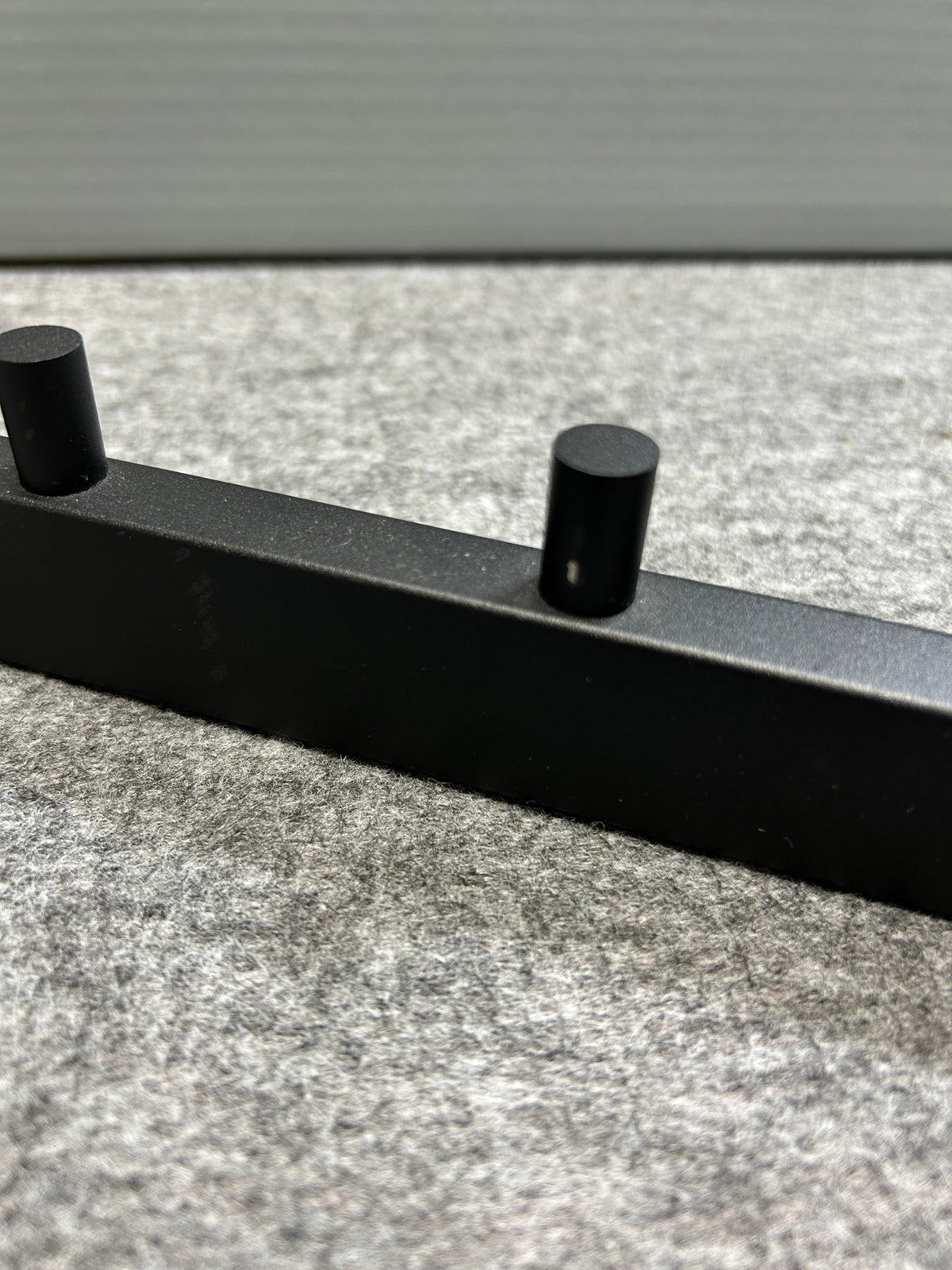 [SAMPLE] タオル掛け｜ZACK 40579 LINEA MB タオルフックレール タオルホルダー ループタオル タオルハンガー 壁設置 幅26.5cm 高さ4.8cm 奥行き4.7cm 18/10ステンレス製 マットブラック H1