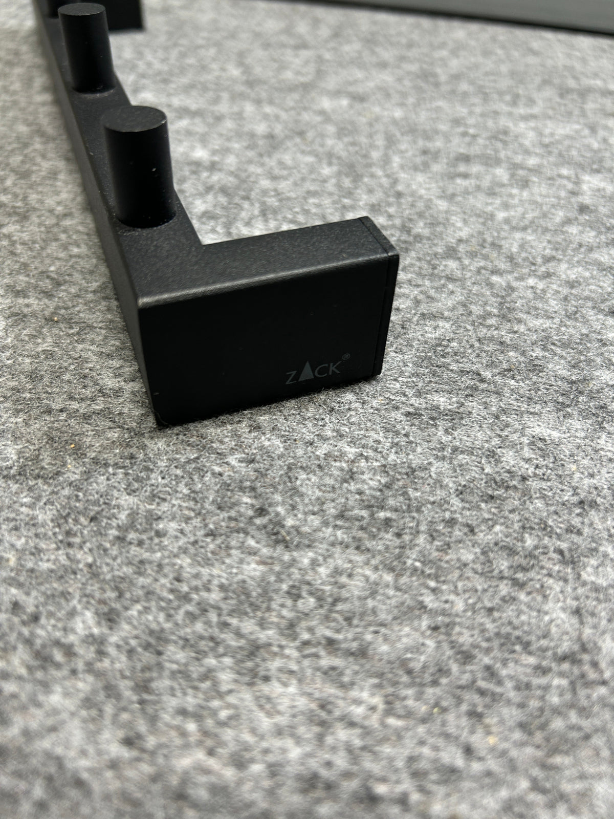 [SAMPLE] タオル掛け｜ZACK 40579 LINEA MB タオルフックレール タオルホルダー ループタオル タオルハンガー 壁設置 幅26.5cm 高さ4.8cm 奥行き4.7cm 18/10ステンレス製 マットブラック H1