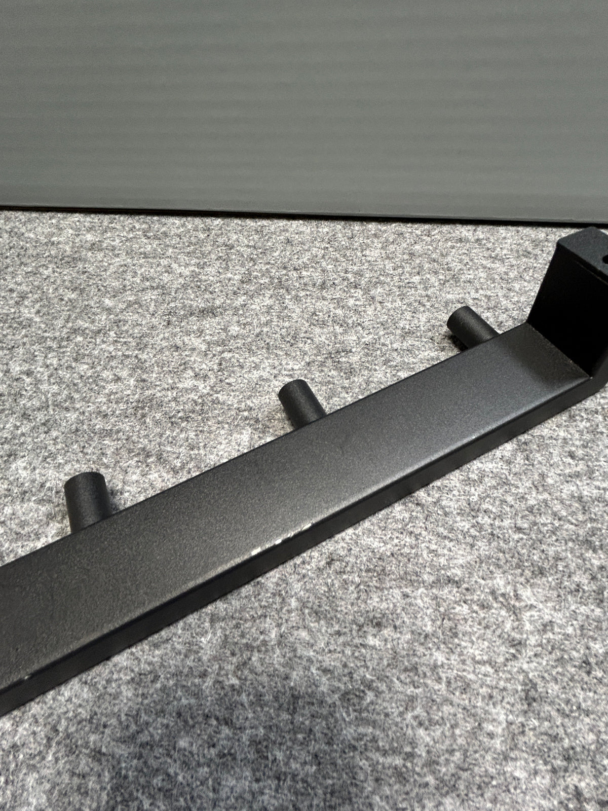 [SAMPLE] タオル掛け｜ZACK 40579 LINEA MB タオルフックレール タオルホルダー ループタオル タオルハンガー 壁設置 幅26.5cm 高さ4.8cm 奥行き4.7cm 18/10ステンレス製 マットブラック H1
