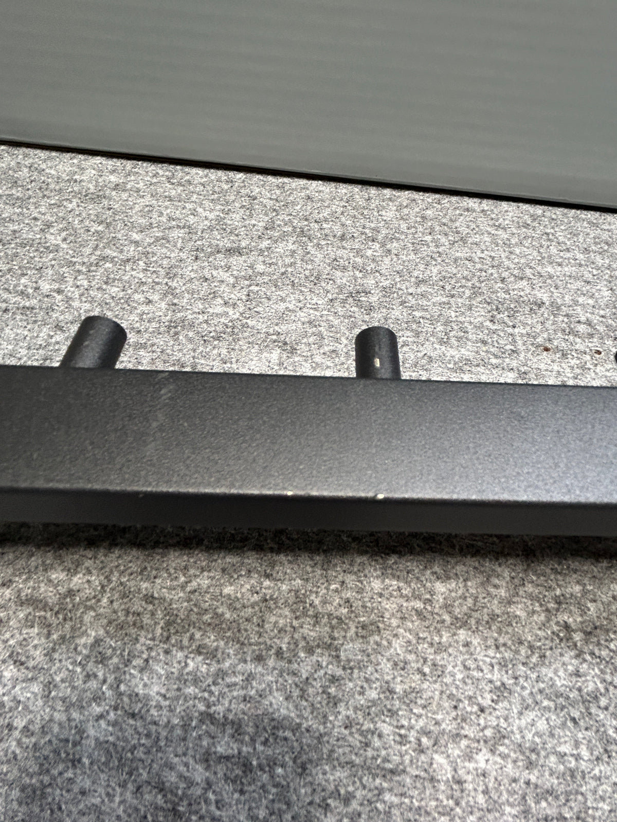[SAMPLE] タオル掛け｜ZACK 40579 LINEA MB タオルフックレール タオルホルダー ループタオル タオルハンガー 壁設置 幅26.5cm 高さ4.8cm 奥行き4.7cm 18/10ステンレス製 マットブラック H1