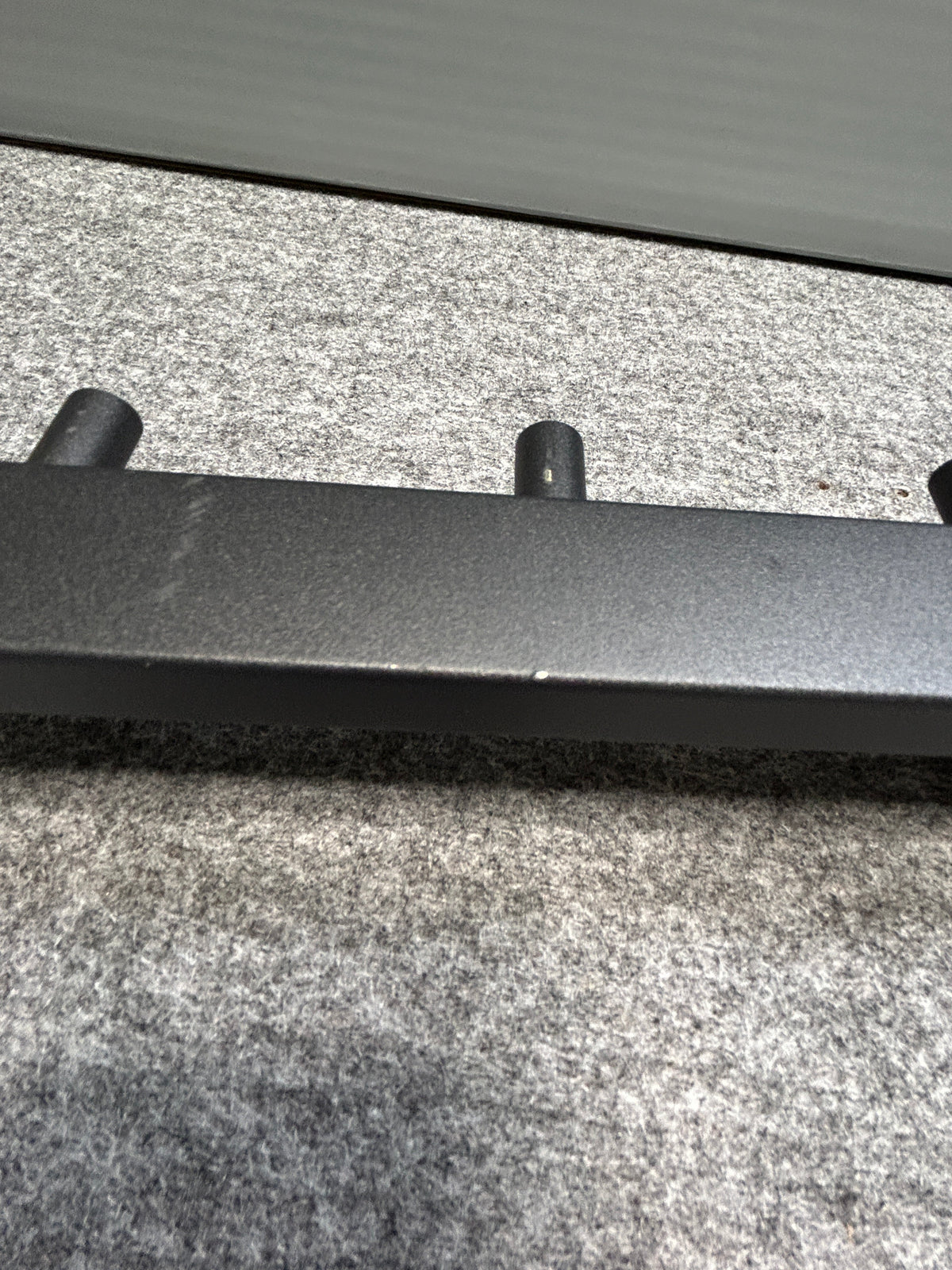 [SAMPLE] タオル掛け｜ZACK 40579 LINEA MB タオルフックレール タオルホルダー ループタオル タオルハンガー 壁設置 幅26.5cm 高さ4.8cm 奥行き4.7cm 18/10ステンレス製 マットブラック H1