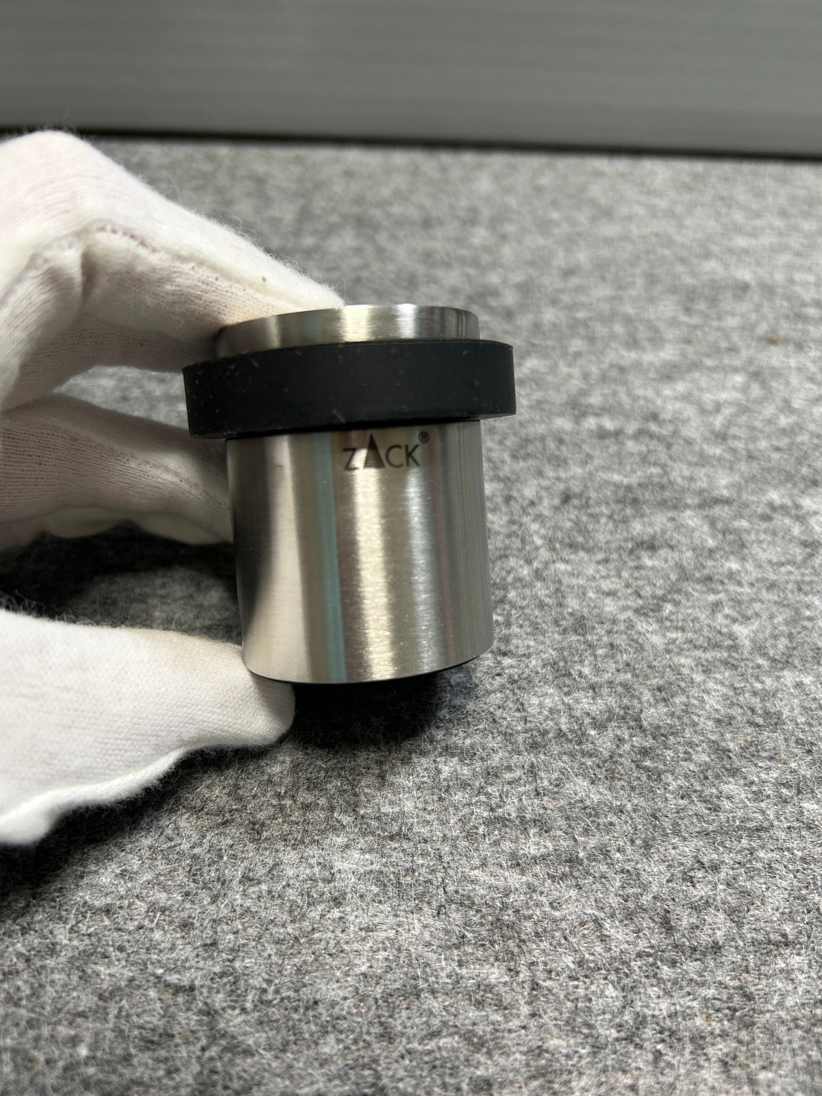 [SAMPLE] ドアストッパー｜ZACK 50617 ARGOS HL 玄関ストッパー 扉ストッパー 固定タイプ 戸当り 床付 直径5cm 高さ5cm 18/10ステンレス製 ヘアライン仕上げ [在庫有り]