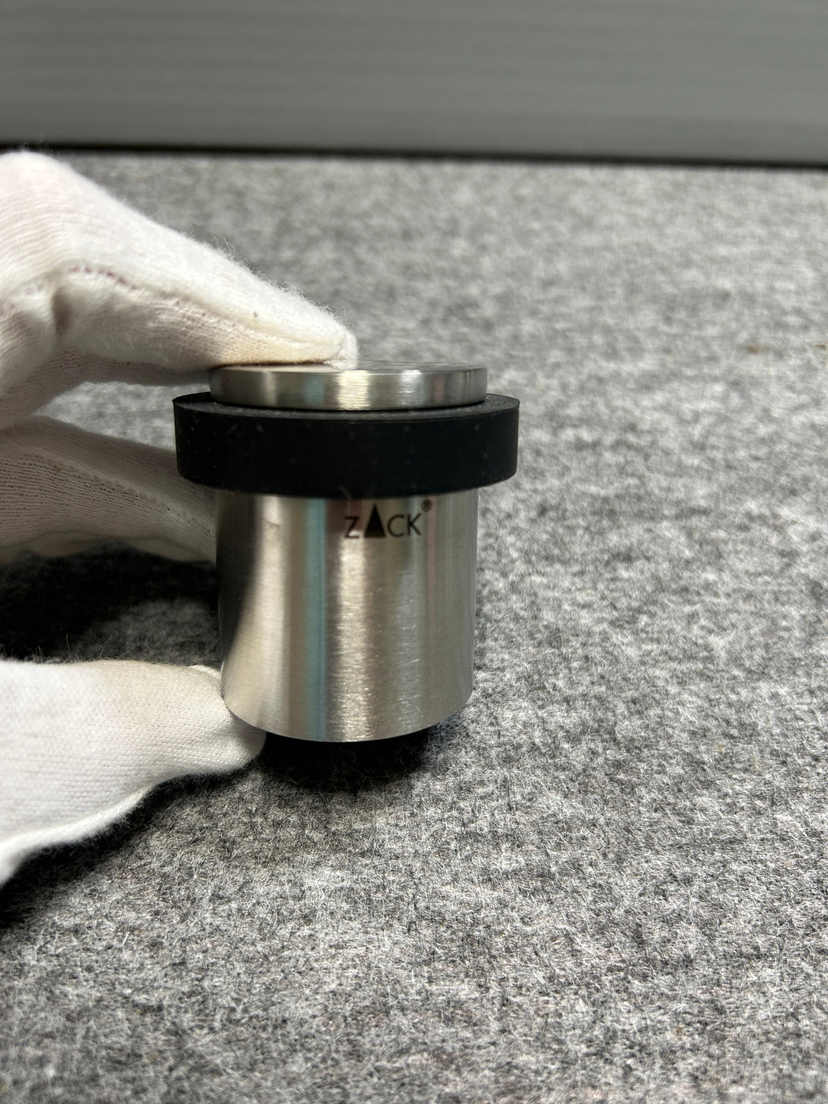 [SAMPLE] ドアストッパー｜ZACK 50617 ARGOS HL 玄関ストッパー 扉ストッパー 固定タイプ 戸当り 床付 直径5cm 高さ5cm 18/10ステンレス製 ヘアライン仕上げ [在庫有り]