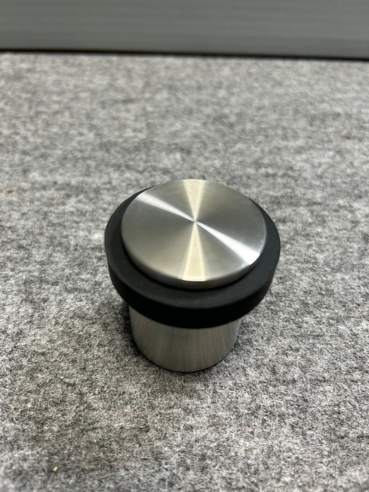 [SAMPLE] ドアストッパー｜ZACK 50617 ARGOS HL 玄関ストッパー 扉ストッパー 固定タイプ 戸当り 床付 直径5cm 高さ5cm 18/10ステンレス製 ヘアライン仕上げ [在庫有り]