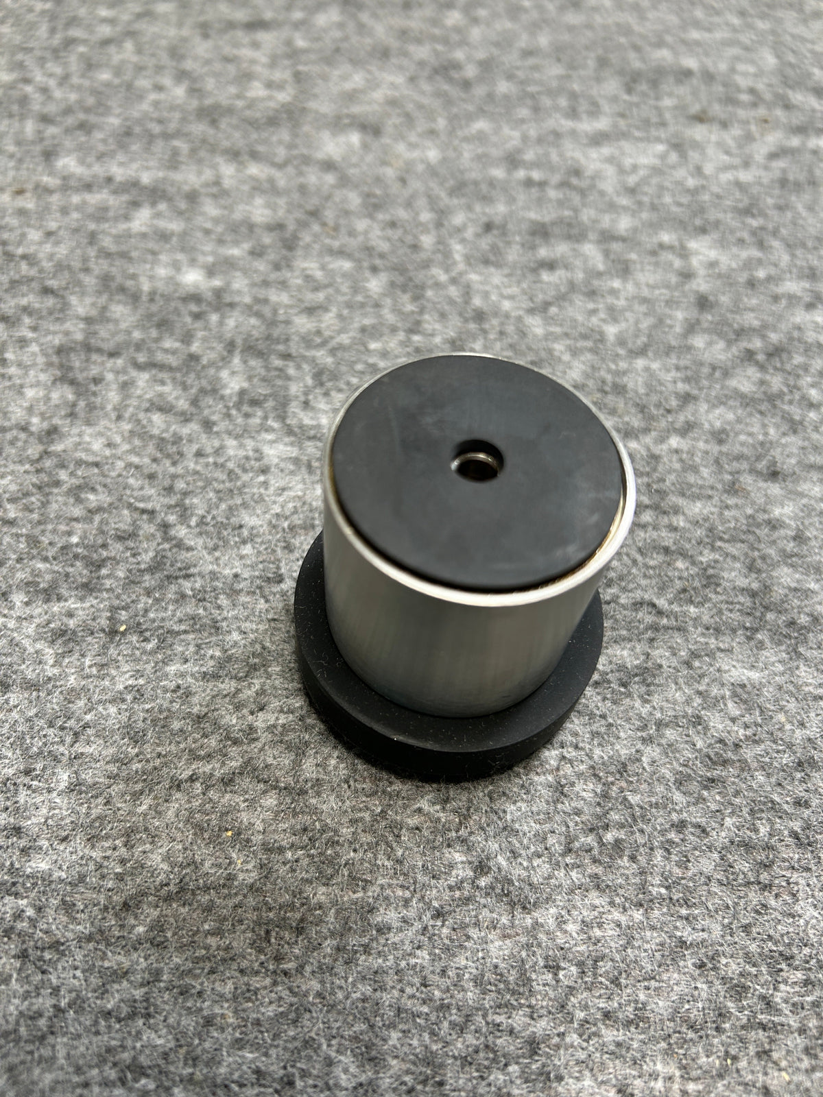 [SAMPLE] ドアストッパー｜ZACK 50617 ARGOS HL 玄関ストッパー 扉ストッパー 固定タイプ 戸当り 床付 直径5cm 高さ5cm 18/10ステンレス製 ヘアライン仕上げ [在庫有り]