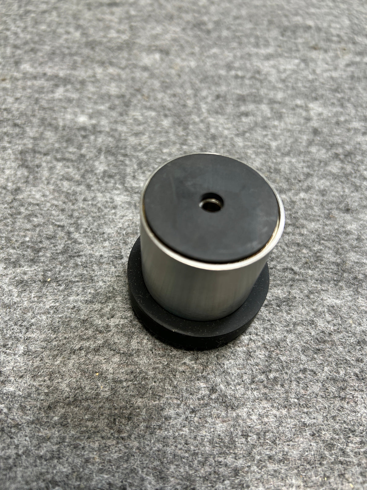 [SAMPLE] ドアストッパー｜ZACK 50617 ARGOS HL 玄関ストッパー 扉ストッパー 固定タイプ 戸当り 床付 直径5cm 高さ5cm 18/10ステンレス製 ヘアライン仕上げ [在庫有り]