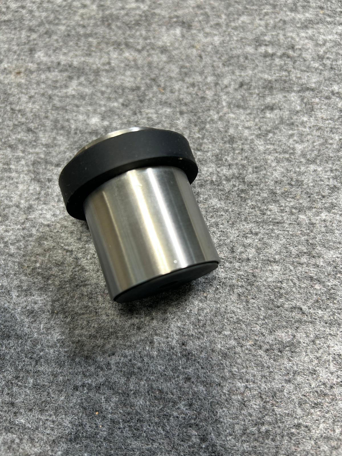 [SAMPLE] ドアストッパー｜ZACK 50617 ARGOS HL 玄関ストッパー 扉ストッパー 固定タイプ 戸当り 床付 直径5cm 高さ5cm 18/10ステンレス製 ヘアライン仕上げ [在庫有り]