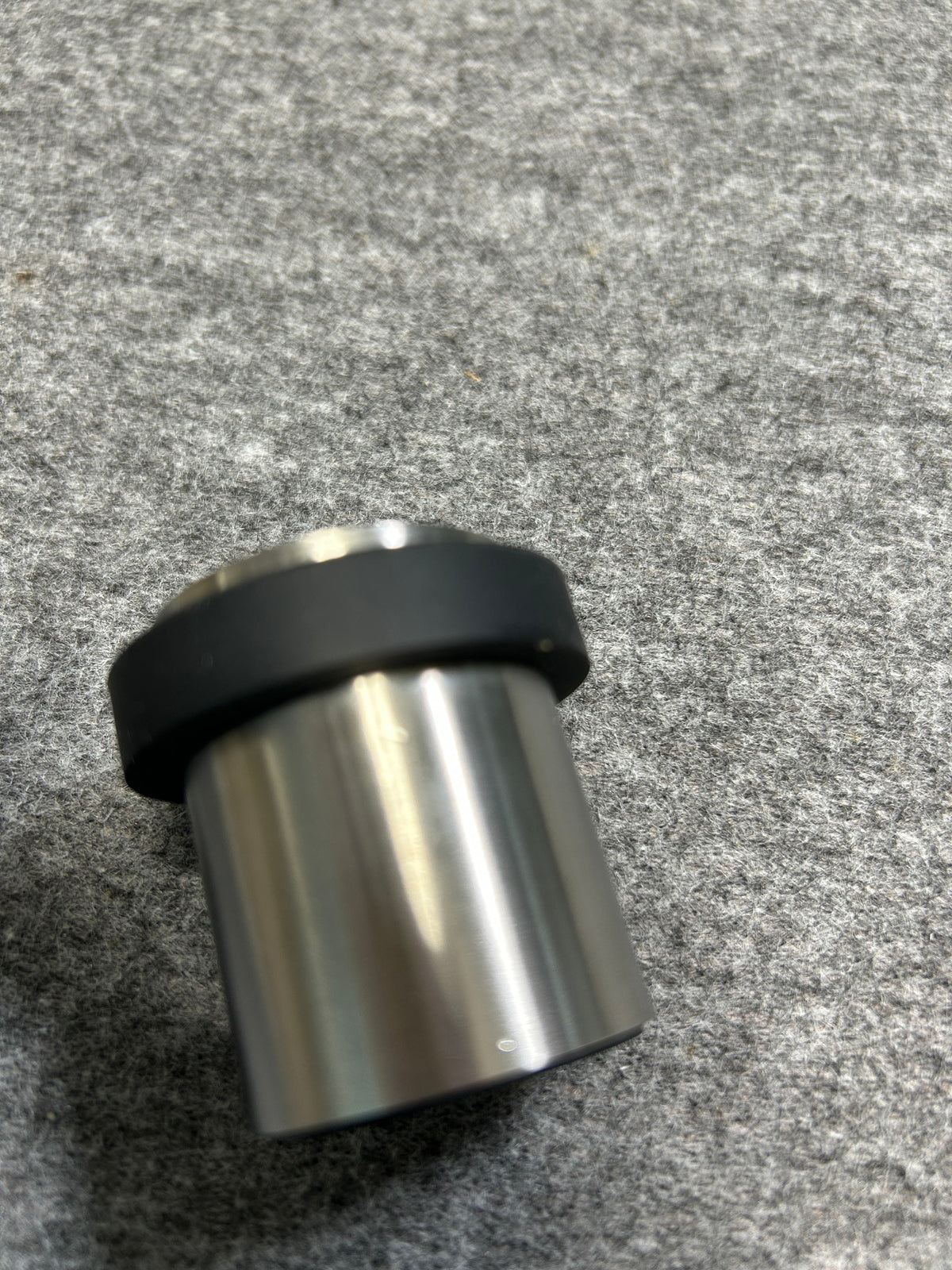 [SAMPLE] ドアストッパー｜ZACK 50617 ARGOS HL 玄関ストッパー 扉ストッパー 固定タイプ 戸当り 床付 直径5cm 高さ5cm 18/10ステンレス製 ヘアライン仕上げ [在庫有り]