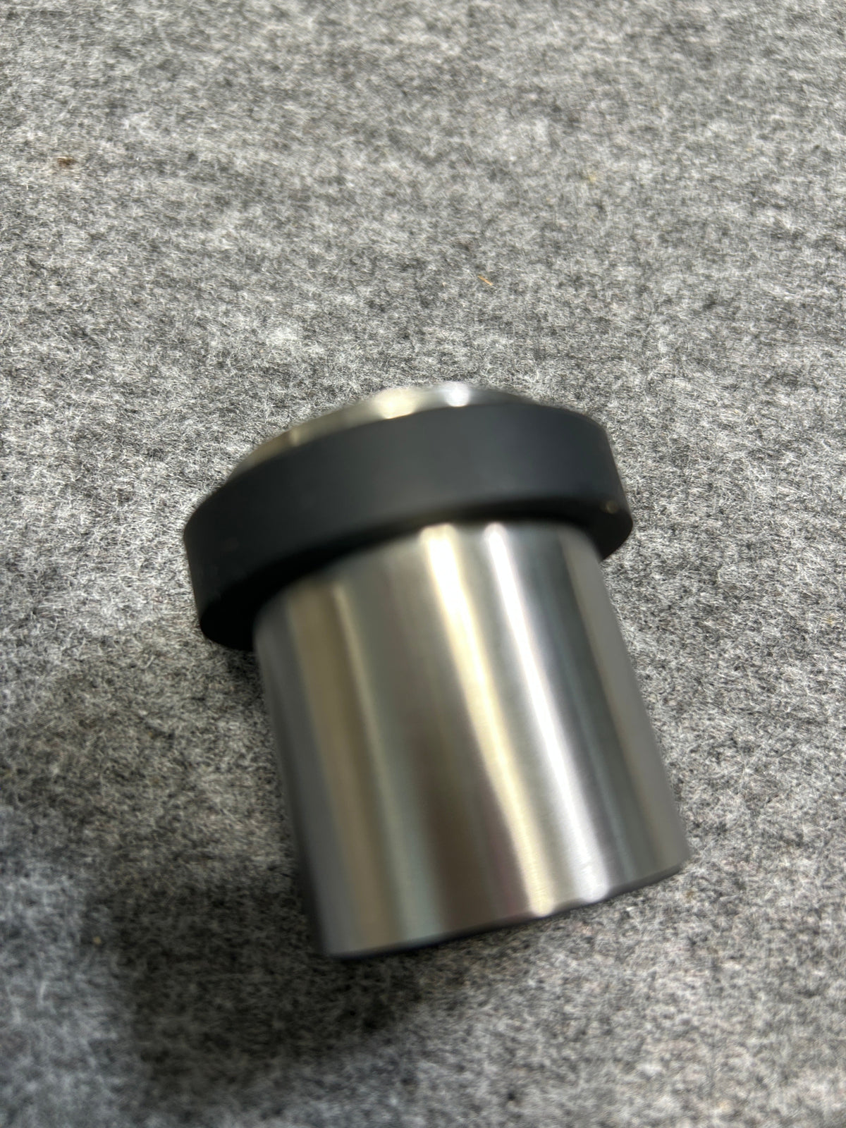 [SAMPLE] ドアストッパー｜ZACK 50617 ARGOS HL 玄関ストッパー 扉ストッパー 固定タイプ 戸当り 床付 直径5cm 高さ5cm 18/10ステンレス製 ヘアライン仕上げ [在庫有り]