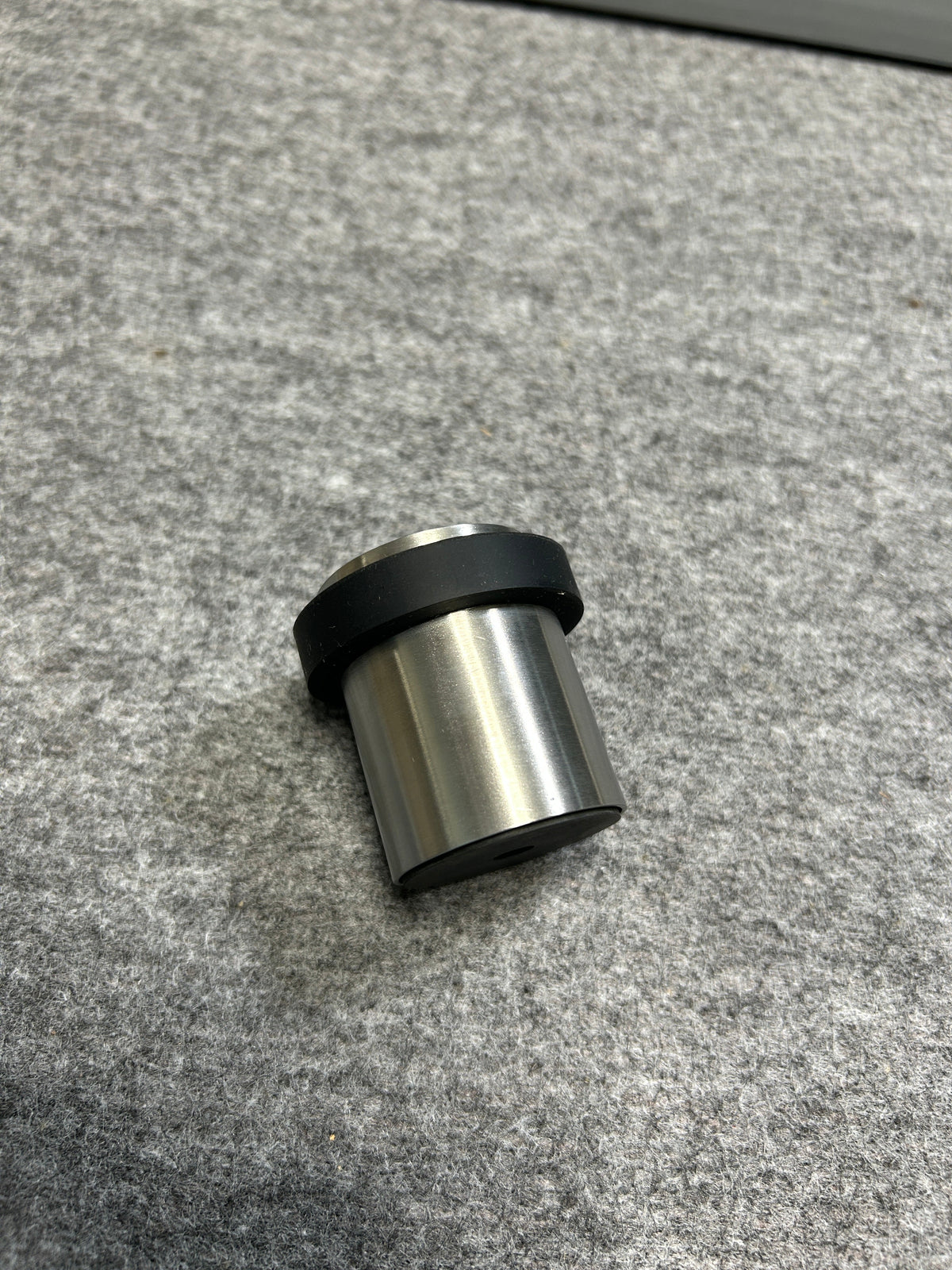 [SAMPLE] ドアストッパー｜ZACK 50617 ARGOS HL 玄関ストッパー 扉ストッパー 固定タイプ 戸当り 床付 直径5cm 高さ5cm 18/10ステンレス製 ヘアライン仕上げ [在庫有り]