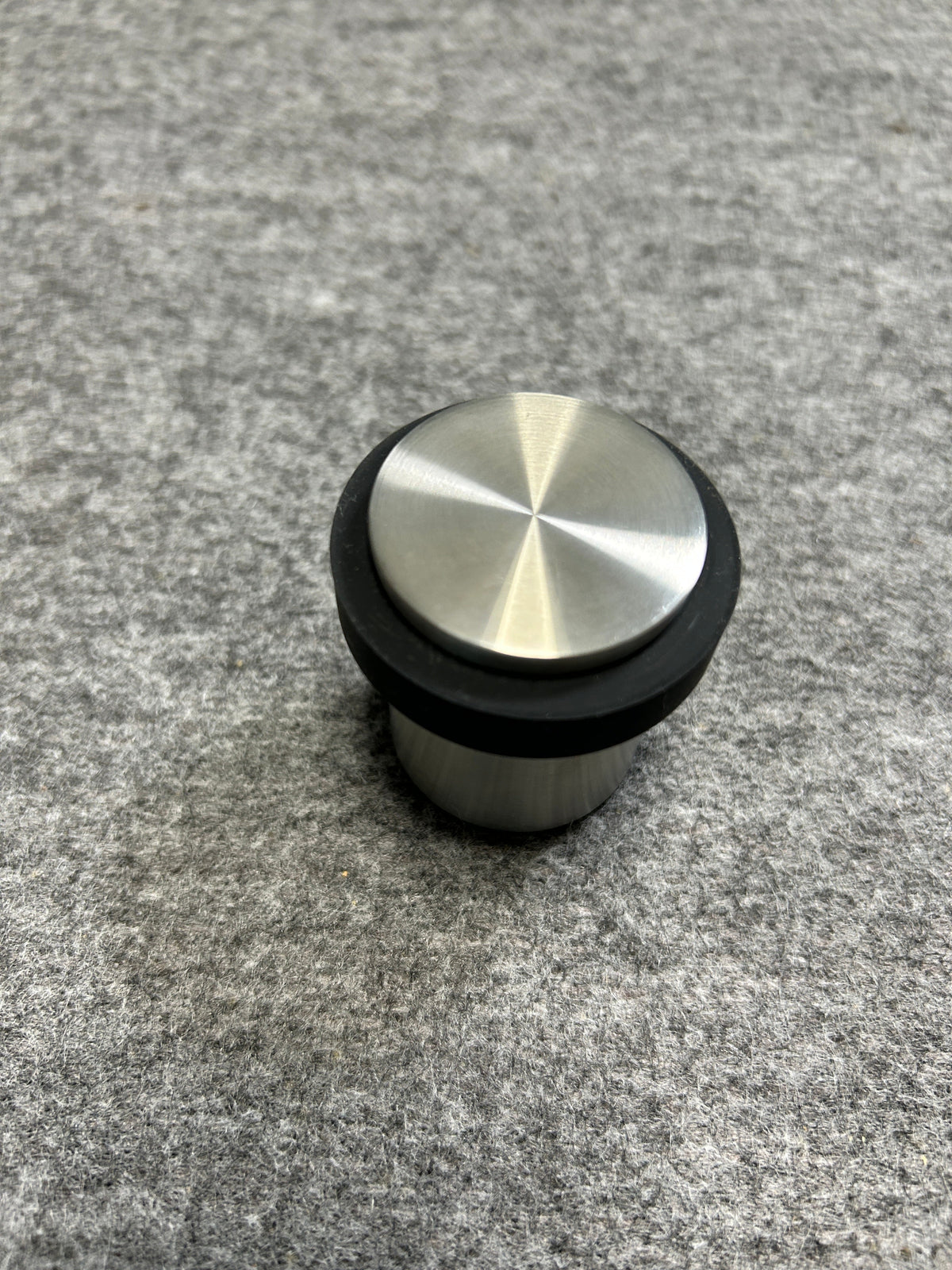 [SAMPLE] ドアストッパー｜ZACK 50617 ARGOS HL 玄関ストッパー 扉ストッパー 固定タイプ 戸当り 床付 直径5cm 高さ5cm 18/10ステンレス製 ヘアライン仕上げ [在庫有り]
