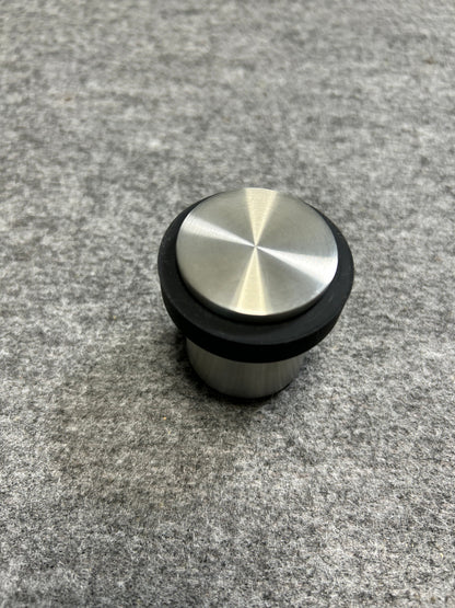 [SAMPLE] ドアストッパー｜ZACK 50617 ARGOS HL 玄関ストッパー 扉ストッパー 固定タイプ 戸当り 床付 直径5cm 高さ5cm 18/10ステンレス製 ヘアライン仕上げ [在庫有り]