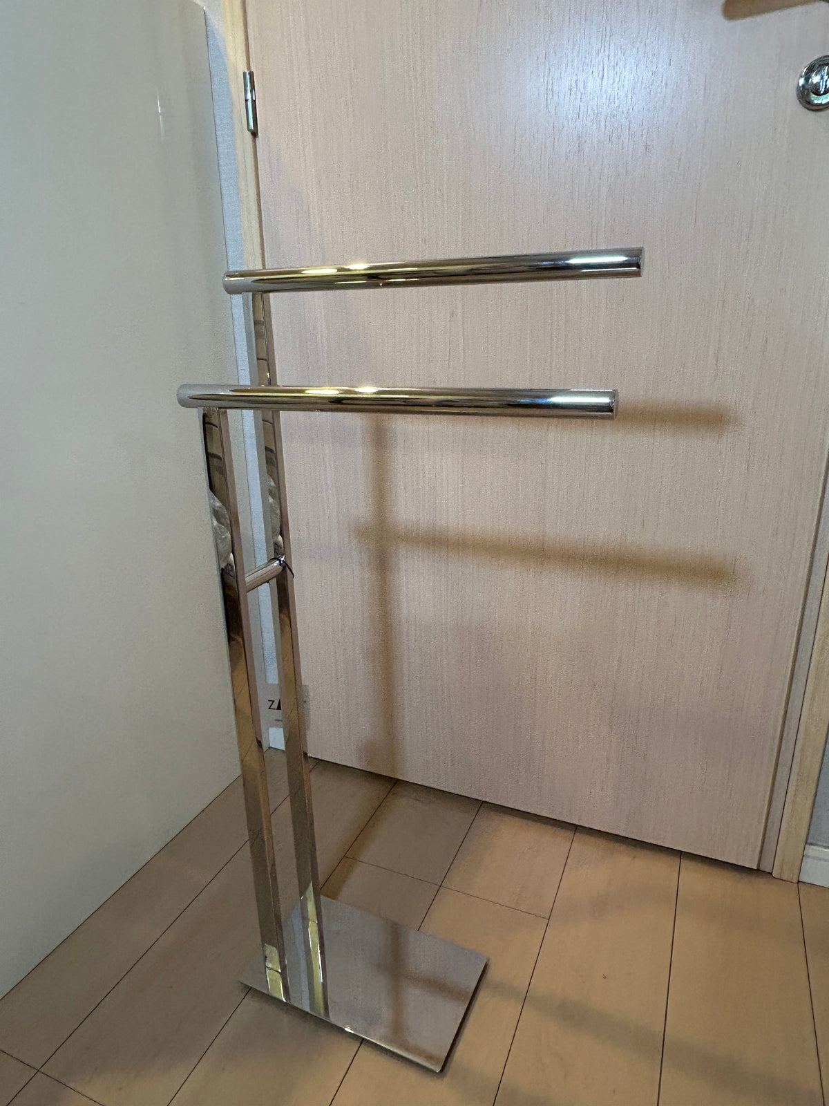 [SAMPLE] タオル掛け｜ZACK 40100 SCALA MP タオルスタンド タオルラック ダブルタオルスタンド 高さ79.7(69)cm バー長さ39cm 奥行き15cm 18/10ステンレス製 ミラーポリッシュ仕上げ [在庫有り]