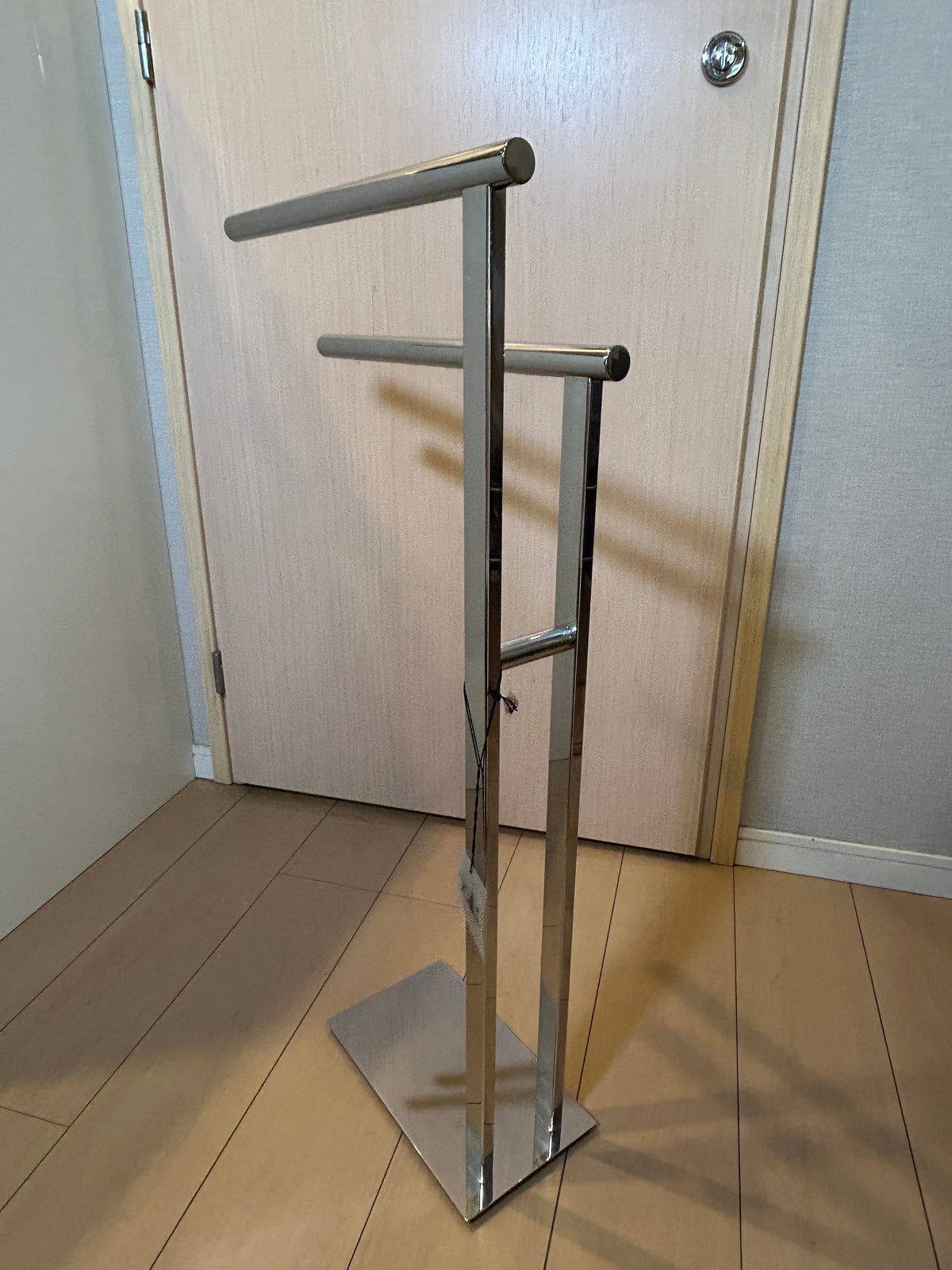 [SAMPLE] タオル掛け｜ZACK 40100 SCALA MP タオルスタンド タオルラック ダブルタオルスタンド 高さ79.7(69)cm バー長さ39cm 奥行き15cm 18/10ステンレス製 ミラーポリッシュ仕上げ [在庫有り]