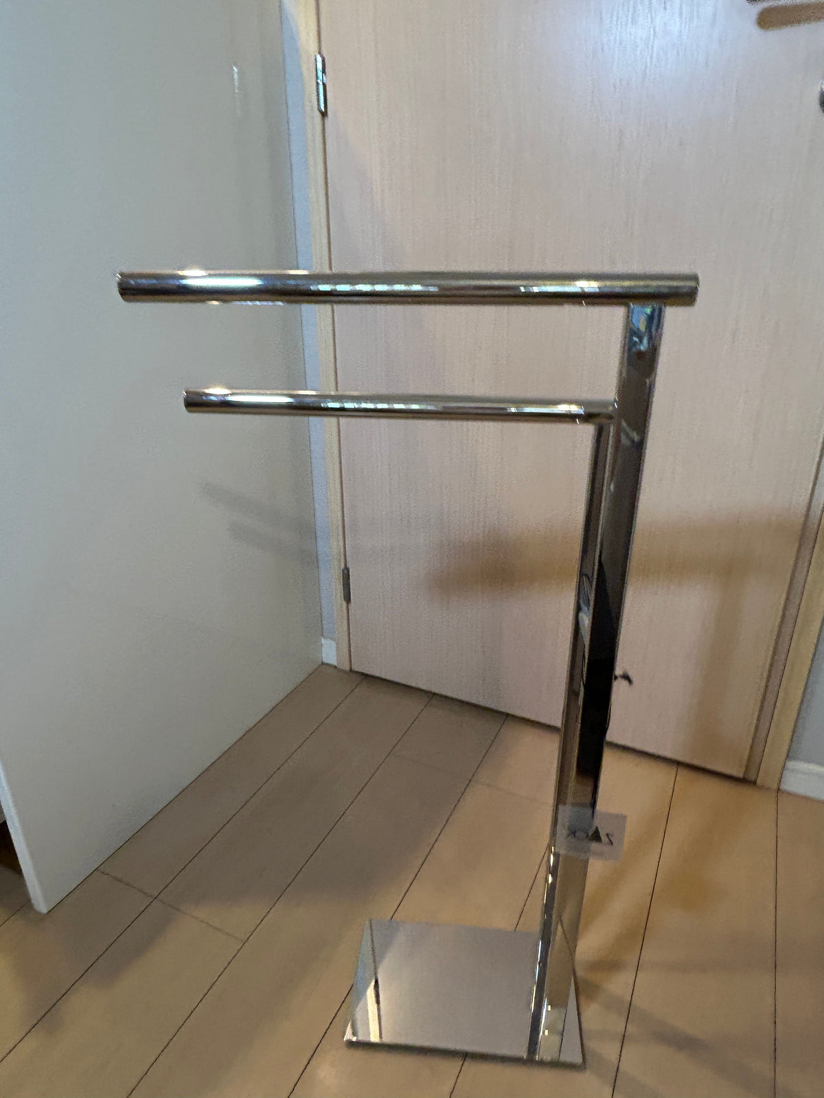 [SAMPLE] タオル掛け｜ZACK 40100 SCALA MP タオルスタンド タオルラック ダブルタオルスタンド 高さ79.7(69)cm バー長さ39cm 奥行き15cm 18/10ステンレス製 ミラーポリッシュ仕上げ [在庫有り]