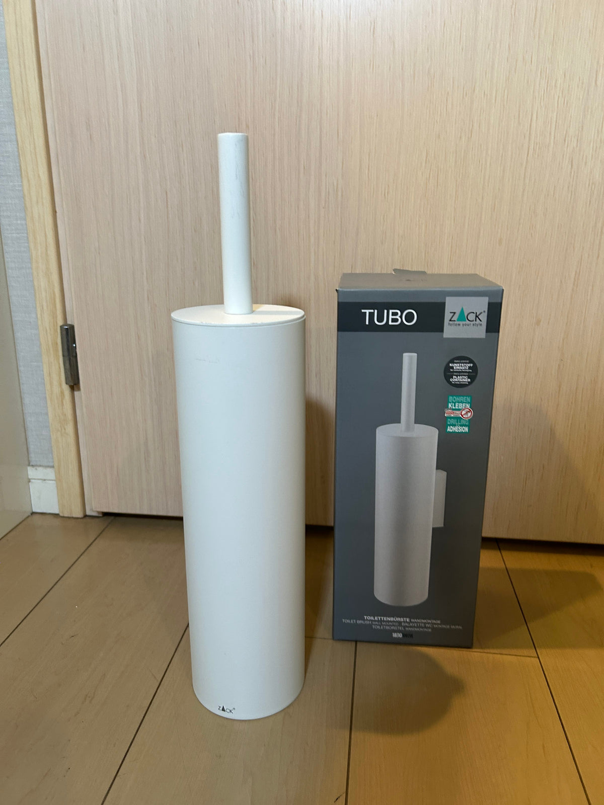 [SAMPLE] トイレブラシ｜ZACK 40117 TUBO MW 壁設置タイプ トイレ掃除 長さ40.4cm ケース直径9cm 18/10ステンレス製 マットホワイト H1