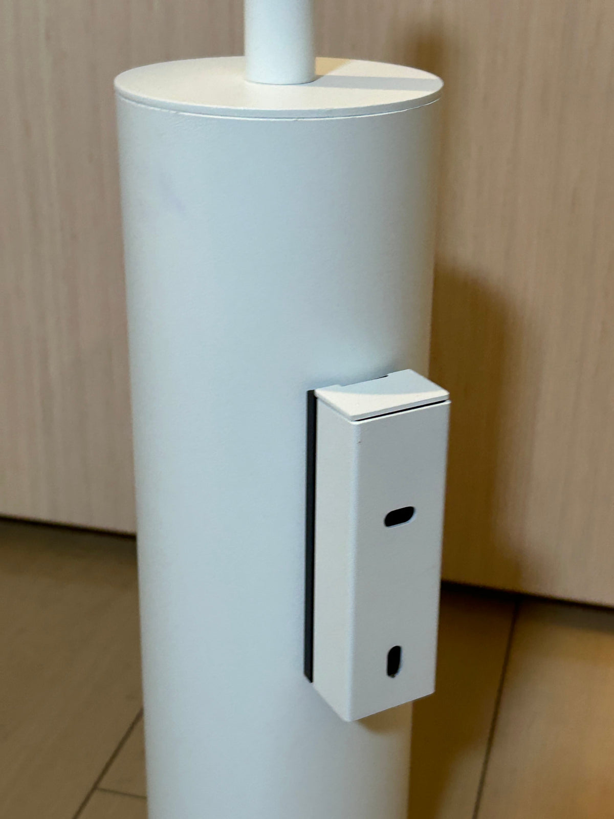 [SAMPLE] トイレブラシ｜ZACK 40117 TUBO MW 壁設置タイプ トイレ掃除 長さ40.4cm ケース直径9cm 18/10ステンレス製 マットホワイト H1