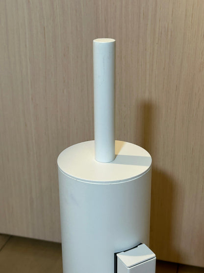 [SAMPLE] トイレブラシ｜ZACK 40117 TUBO MW 壁設置タイプ トイレ掃除 長さ40.4cm ケース直径9cm 18/10ステンレス製 マットホワイト H1