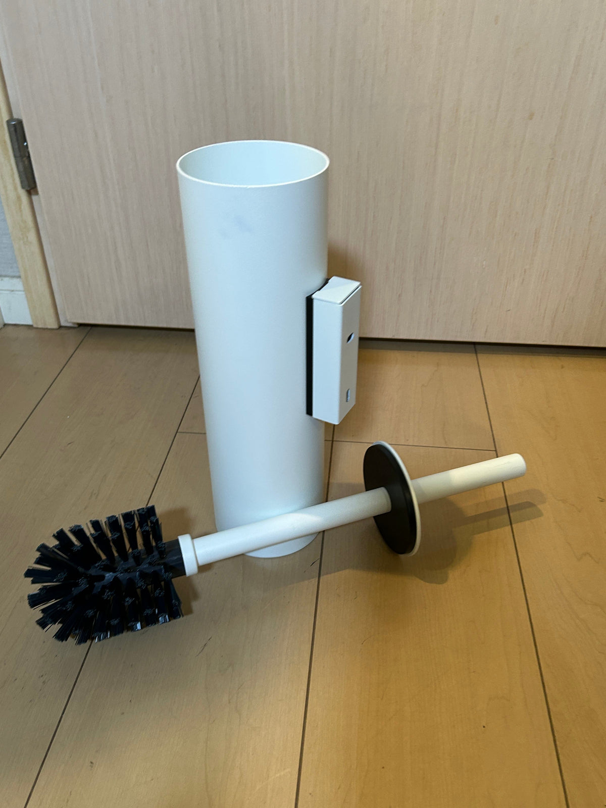 [SAMPLE] トイレブラシ｜ZACK 40117 TUBO MW 壁設置タイプ トイレ掃除 長さ40.4cm ケース直径9cm 18/10ステンレス製 マットホワイト H1