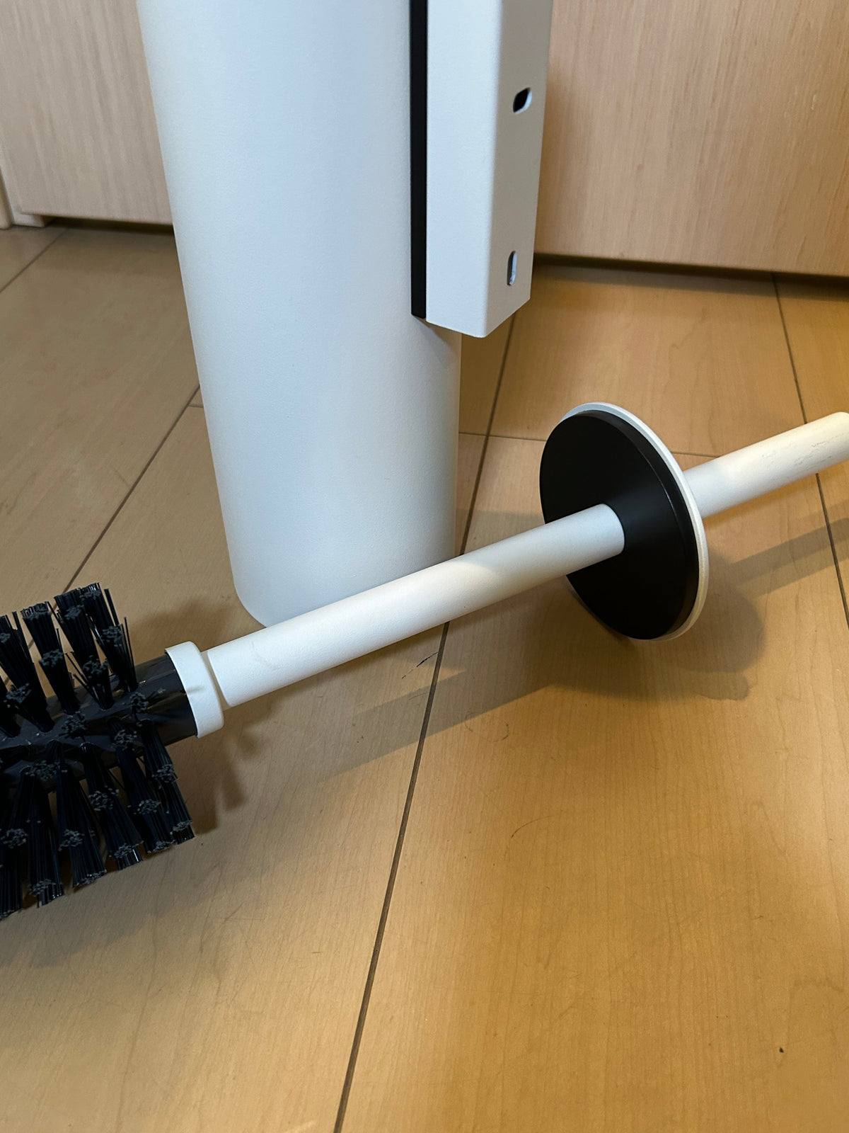 [SAMPLE] トイレブラシ｜ZACK 40117 TUBO MW 壁設置タイプ トイレ掃除 長さ40.4cm ケース直径9cm 18/10ステンレス製 マットホワイト H1