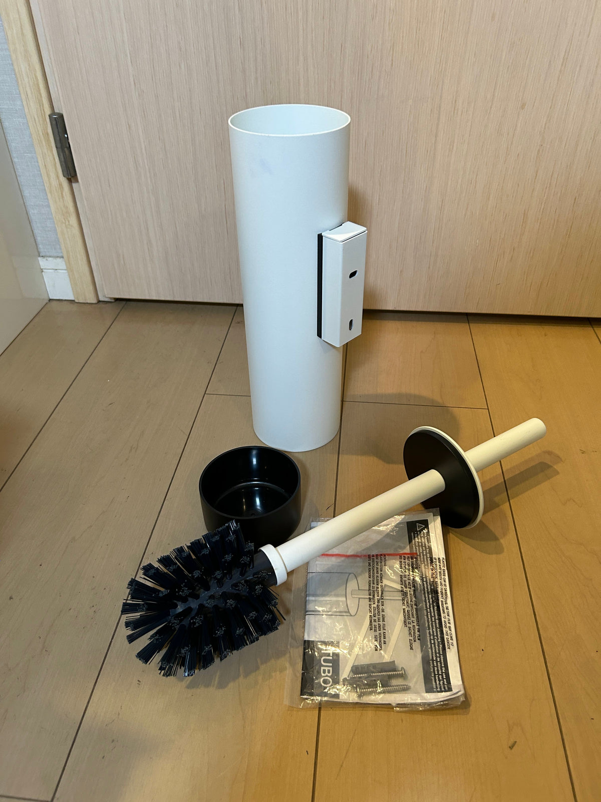 [SAMPLE] トイレブラシ｜ZACK 40117 TUBO MW 壁設置タイプ トイレ掃除 長さ40.4cm ケース直径9cm 18/10ステンレス製 マットホワイト H1